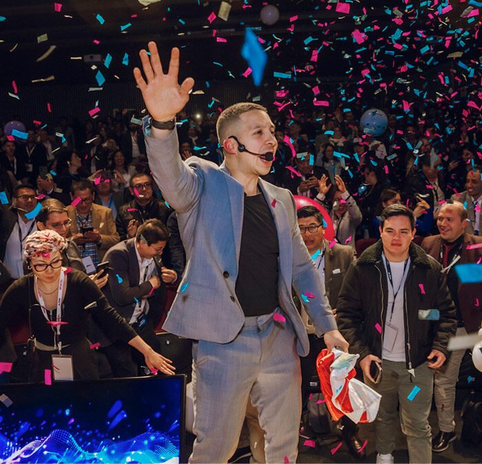 Daniel Iriarte celebrando entre el público al cierre de una conferencia